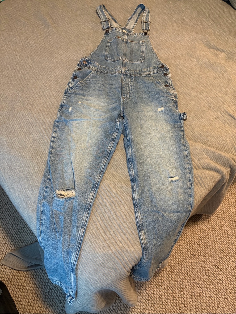 NWT JCPenney Arizona Light Wash Distressed Carpenter Overalls, Size Medium